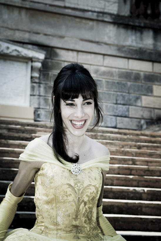 西方人,牙齿,一个人,站,伸展双臂,竖图,室外,白天,正面,裙子,楼梯,项链,欧洲,欧洲人,仅一个年轻女性,仅一个女性,仅一个人,握,阴影,连衣裙,光线,影子,堡垒,城堡,阶梯,墙,地面,拿,拿着,墙壁,墙面,台阶,装饰品,阳光,抹胸,饰品,首饰,站着,张嘴,握着,要塞,张大嘴巴,抹胸裙,设防,年轻女性,女人,女性,白种人,齿,牙,牙龈,张开嘴,敞开双臂,伸开双臂,展开双肩,站立,张开手臂,张开双臂,半身,彩图