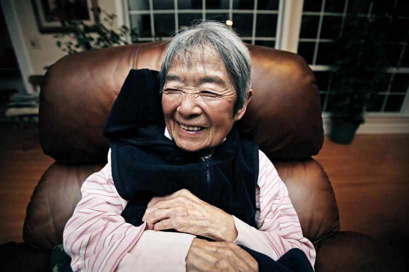 东方人,一个人,客厅,坐,笑,微笑,露齿笑,横图,俯视,室内,特写,白天,植物,窗户,地板,房间,落地窗,沙发,亚洲,仅一个女性,仅一个人,两棵,阴影,服装,光线,盆栽,影子,墙,灯光,盆景,地面,注视,休闲装,黄种人,木地板,玻璃窗,墙壁,墙画,墙面,衣服,绿色,自然,观察,看,休闲,休闲服,服饰,仅一个老年女性,生长,成长,观看,察看,起居室,关注,布艺沙发,客堂,老年女性,女人,女性,亚洲人,坐着,半身,彩图,高角度拍摄