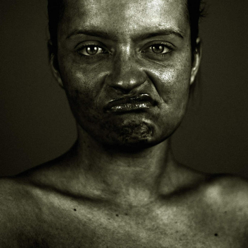 西方人,脸,头,脸颊,脖子,赤膊,一个人,站,方图,黑白,室内,特写,白天,正面,房间,欧洲,非洲,黑人,欧洲人,仅一个年轻女性,仅一个女性,仅一个人,阴影,黑色背景,光线,影子,墙,灯光,注视,肩膀,墙壁,墙面,观察,看,站着,摄影,影棚,观看,察看,关注,丑陋,丑恶,貌寝,年轻女性,女人,女性,非洲人,头部,脖,颈,颈部,脸部,脸蛋,面部,站立,半身,影棚拍摄,拍摄