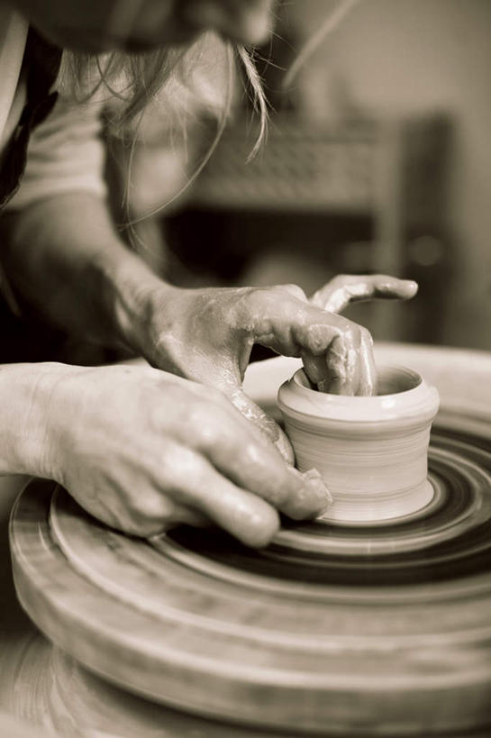 西方人,手,一个人,站,摸,竖图,俯视,室内,特写,白天,房间,欧洲,欧洲人,仅一个年轻女性,仅一个女性,仅一个人,一双,抚摸,弯腰,握,阴影,服装,朦胧,模糊,光线,影子,陶瓷,灯光,陶瓷制品,拿,拿着,休闲装,衣服,站着,休闲,手部,休闲服,握着,服饰,弯身,拉胚,年轻女性,女人,女性,白种人,触摸,接触,站立,半身,彩图,高角度拍摄