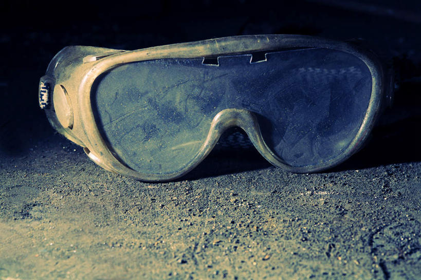 无人,横图,俯视,室外,白天,安全,阴影,光线,眼镜,影子,泥土,土壤,防护,地面,一个,阳光,肮脏,单个,护目镜,保护,保险,邋遢,保全,周全,安稳,安定,安全防护眼镜,龌龊,污秽,恶浊,平安,彩图,高角度拍摄,防护眼镜