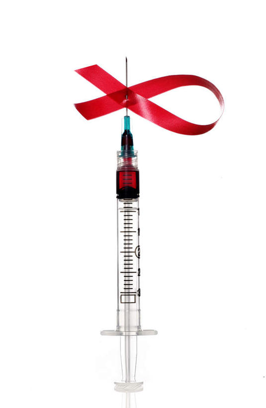 无人,竖图,俯视,室内,特写,白天,白色背景,静物,阴影,光线,符号,丝绸,丝带,影子,灯光,缎带,绸带,一个,针管,针筒,注射,摄影,影棚,单个,医疗,医疗设备,疾病,注射器,艾滋病,传染,传染病,HIV病毒,后天性免疫缺陷症候群,获得性免疫缺陷综合症,流行症,慢性病,人类免疫缺陷病毒,症候群,综合症,致命,艾滋,艾滋病病毒,彩图,高角度拍摄,影棚拍摄,拍摄,感染