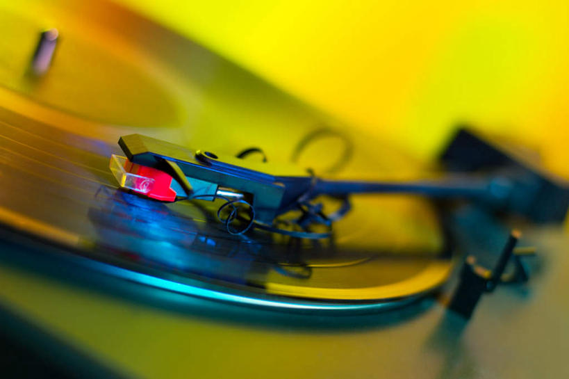 无人,横图,俯视,室内,特写,白天,长时间曝光,仪器,桌面,桌子,静物,阴影,古老,朦胧,模糊,锐利,光线,木制,影子,灯光,唱片,音乐,旋转,木制品,锋利,扭转,彩图,高角度拍摄