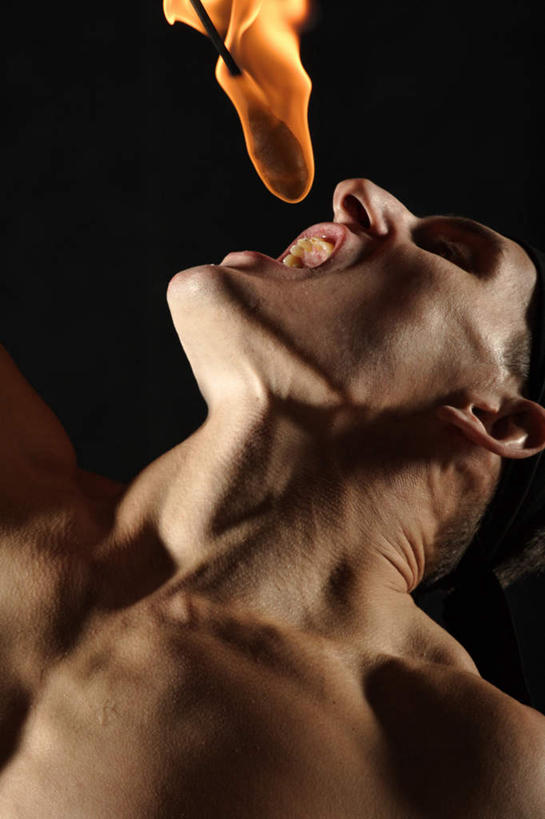 西方人,脸,头,脸颊,脖子,健壮,一个人,竖图,室内,特写,白天,正面,热情,火,欧洲,欧洲人,仅一个男性,仅一个人,阴影,黑色背景,光线,火焰,影子,灯光,燃烧,注视,裸露,肩膀,仅一个年轻男性,观察,看,张嘴,摄影,影棚,赤裸,观看,察看,关注,裸,强健,张大嘴巴,结实,硬朗,男人,男性,年轻男性,白种人,头部,脖,颈,颈部,脸部,脸蛋,面部,张开嘴,抬头,仰头,半身,彩图,影棚拍摄,拍摄