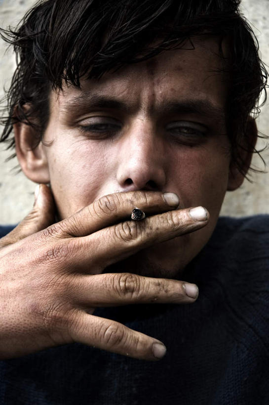 西方人,脸,头,脸颊,手,一个人,吸烟,竖图,室外,特写,白天,正面,香烟,欧洲,欧洲人,仅一个男性,仅一个人,阴影,服装,光线,影子,灯光,休闲装,拾荒者,仅一个年轻男性,衣服,休闲,手部,休闲服,烟,乞丐,服饰,贫困,贫穷,乞讨,困难,叫花子,叫化子,贫苦,穷苦,清苦,清贫,男人,男性,年轻男性,白种人,头部,脸部,脸蛋,面部,卷烟,烟草,纸烟,抽烟,半身,彩图