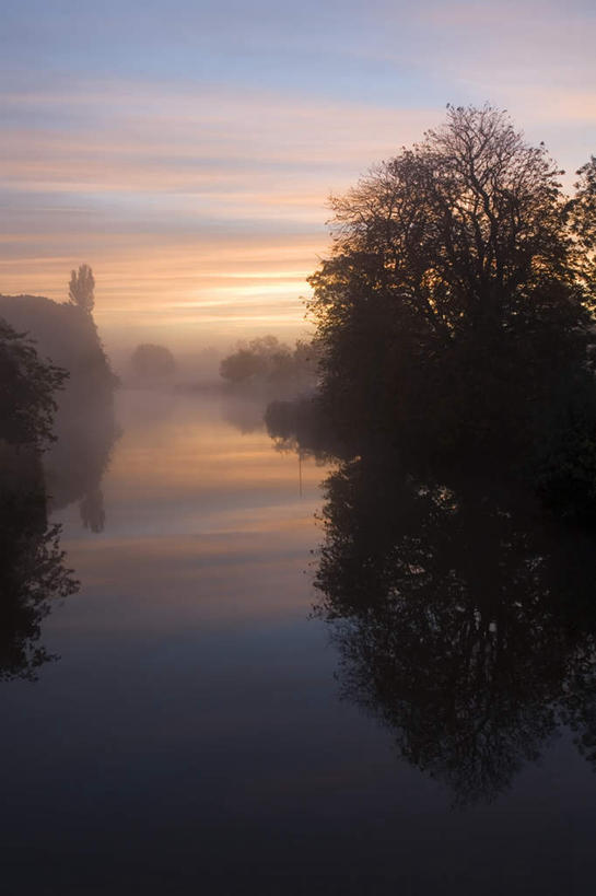 无人,竖图,室外,白天,正面,旅游,度假,湖,湖泊,美景,日落,树林,水,植物,雾,英国,欧洲,朦胧,模糊,湖面,景观,水流,水面,晚霞,霞光,落日,背光,娱乐,树,树木,蓝色,绿色,倒影,蓝天,天空,自然,黄昏,湖水,天,享受,休闲,景色,彩霞,放松,生长,成长,迷雾,倒映,西欧,自然风光,大不列颠,逆光,牛津,世界文化遗产,大不列颠及北爱尔兰联合王国,大不列颠联合王国,日不落英帝国,牛津市,夕照,反照,夕阳,彩图,斜阳