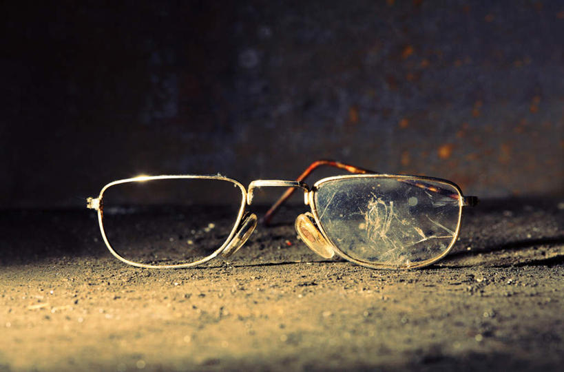 无人,横图,室外,特写,白天,正面,静物,阴影,朦胧,模糊,破碎,光线,眼镜,影子,地面,尘埃,一个,阳光,肮脏,单个,灰尘,尘土,碎裂,破裂,丢弃,分裂,近视眼镜,抛弃,邋遢,龌龊,污秽,遗弃,摈弃,扔掉,扔弃,甩掉,扬弃,彩图,决裂