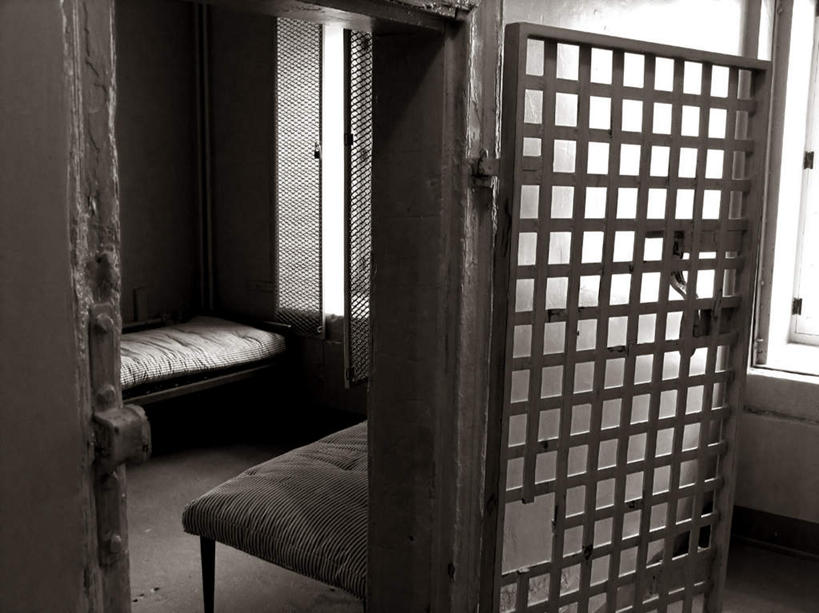 无人,横图,俯视,黑白,室内,白天,床,地板,门,椅子,阴影,光线,影子,墙,灯光,床单,地面,凌乱,被子,木地板,墙壁,墙面,门框,监狱,单人床,混乱,被单,监禁,束缚,关押,监牢,牢狱,监管,禁闭,纷乱,缭乱,庞杂,看守,高角度拍摄