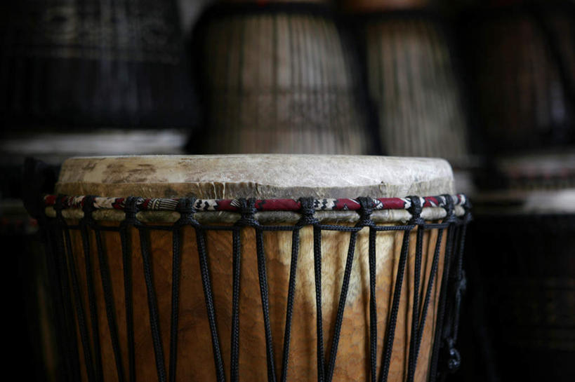 无人,横图,室内,特写,白天,正面,许多,阴影,风俗,朦胧,模糊,民俗,光线,影子,灯光,鼓,乐器,很多,绳子,绳索,打击乐器,节奏,节拍,非洲鼓,民风,传统乐器,彩图