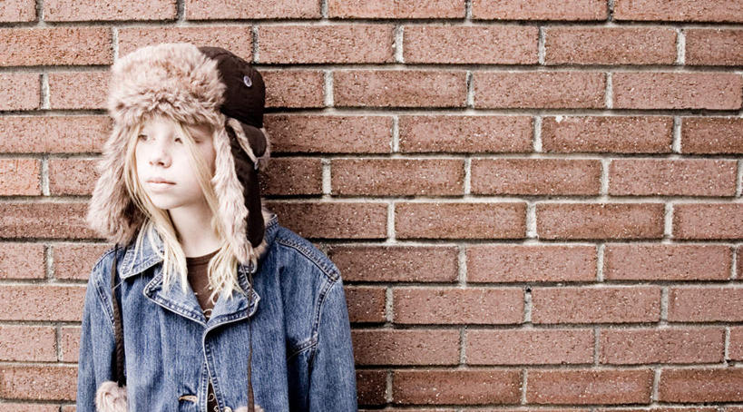 西方人,儿童,一个人,站,横图,室外,白天,正面,纯洁,帽子,欧洲,欧洲人,仅一个女性,仅一个人,阴影,服装,装饰,光线,影子,墙,灯光,休闲装,墙壁,墙面,小孩,衣服,红色,站着,仅一个小孩,休闲,温暖,休闲服,可爱,童年,童趣,服饰,保暖,点缀,御寒,童真,烂漫,无邪,衬托,美观,棉帽,雷锋帽,天真,女孩,女人,女性,白种人,孩子,站立,半身,彩图,女生