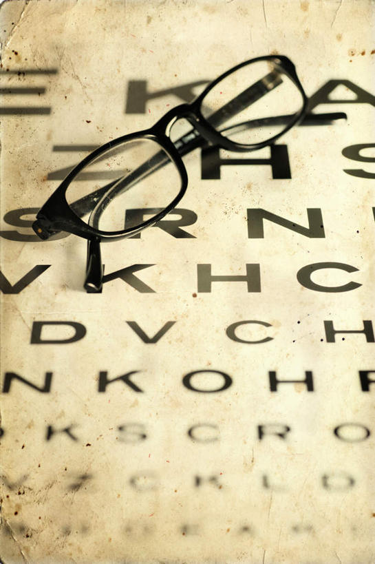 无人,竖图,俯视,室外,特写,白天,一副,朦胧,模糊,破旧,陈旧,英文,标志,文字,眼镜,字符,字母,标识,黑色,英文字母,视力测试表,近视眼镜,陈腐,彩图,高角度拍摄