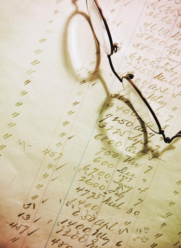 无人,竖图,俯视,室内,特写,白天,一排,整齐,标志,文字,眼镜,字符,字母,标识,排列,摄影,影棚,会计,队列,数学,近视眼镜,阿拉伯文,阿拉伯语,阿拉伯字母,彩图,高角度拍摄,影棚拍摄,拍摄