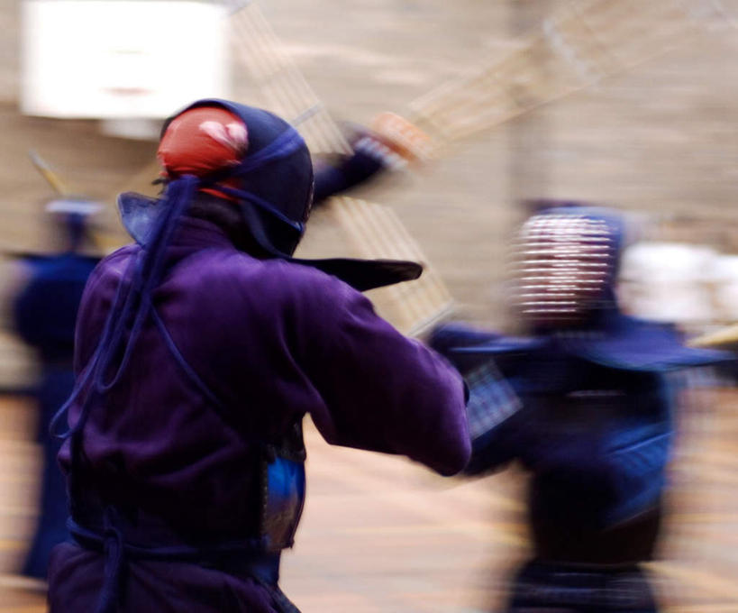 西方人,背部,两个人,站,举,横图,室内,白天,正面,工作服,制服,竞争,帽子,欧洲,欧洲人,对抗,握,朦胧,模糊,冲突,头盔,拿,拿着,破坏,紫色,安全帽,托,站着,武器,战争,握着,损坏,剑,攻击,威胁,对立,矛盾,兵器,防御,敌对,挫败,斗争,抗拒,抗衡,对手,杀伤,威慑,工作制服,敌手,切磋,危险,男人,男性,年轻男性,白种人,举起,举手,举着,向上举,向上伸,向上托,站立,半身,彩图,工作套服