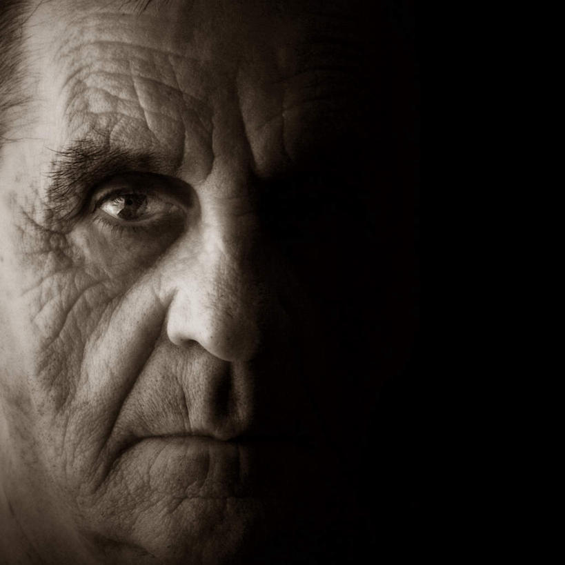 西方人,脸,头,脸颊,一个人,站,方图,室内,特写,夜晚,正面,欧洲,欧洲人,仅一个男性,仅一个人,黑色背景,注视,观察,看,站着,仅一个老年男性,摄影,影棚,观看,犯罪,察看,犯法,关注,老年男性,男人,男性,白种人,头部,脸部,脸蛋,面部,站立,半身,彩图,影棚拍摄,拍摄