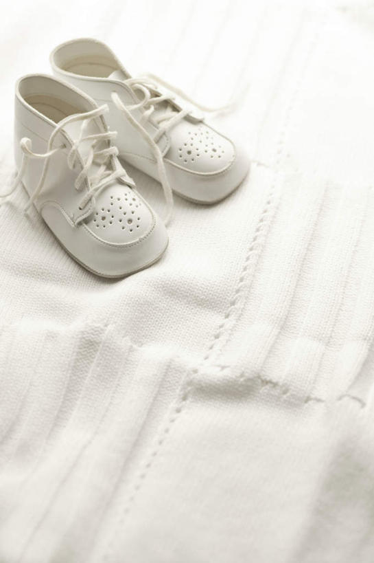 无人,竖图,俯视,室内,特写,白天,白色背景,婴儿服装,静物,鞋子,纺织品,一双,装饰,毛毯,毯子,纺织,白色,垫子,温暖,摄影,影棚,帆布鞋,休闲鞋,华丽,修饰,点缀,衬托,美观,雅致,雅观,彩图,高角度拍摄,影棚拍摄,婴儿服,拍摄