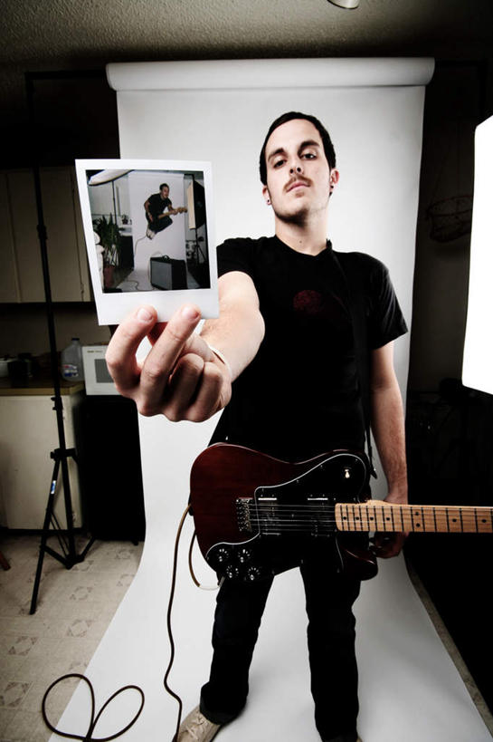 西方人,一个人,站,举,竖图,照片,室内,白天,白色背景,正面,地板,欧洲,欧洲人,仅一个男性,仅一个人,握,服装,吉他,乐器,弦乐器,地面,拿,拿着,注视,休闲装,木地板,仅一个年轻男性,衣服,观察,看,托,站着,休闲,休闲服,握着,摄影,服饰,影棚,观看,察看,关注,弹拨弦鸣乐器,男人,男性,年轻男性,白种人,相片,举起,举手,举着,向上举,向上伸,向上托,站立,半身,彩图,影棚拍摄,拍摄,照相,弹拨弦乐器