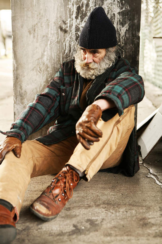 西方人,胡须,一个人,坐,竖图,室外,白天,正面,安全,帽子,鞋子,欧洲,欧洲人,仅一个男性,仅一个人,服装,防护,皮革,注视,休闲装,靴子,拾荒者,衣服,手套,观察,看,仅一个老年男性,休闲,休闲服,乞丐,服饰,观看,保护,察看,贫困,贫穷,关注,牛仔靴,保险,乞讨,困难,保全,周全,安稳,安定,一顶,棉帽,防护手套,叫花子,叫化子,贫苦,穷苦,清苦,清贫,平安,老年男性,男人,男性,白种人,胡子,络腮胡,坐着,彩图,全身