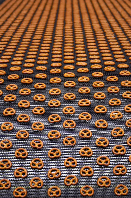 点心,无人,工厂,竖图,俯视,室内,白天,金属制品,一排,许多,整齐,金属,食品,甜点,食物,糕点,排列,饼干,甜食,零食,传送带,队列,装饰饼干,彩图,高角度拍摄,工地,制造厂