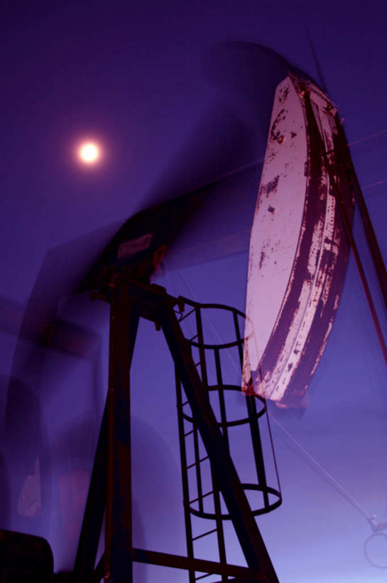 无人,竖图,室外,夜晚,仰视,石油,加拿大,环保,朦胧,模糊,月亮,月光,蓝色,蓝天,天空,天,能源,晴朗,明亮,回收,资源,北美,北美洲,美洲,油井,钻井,利用,低碳,循环,钻井平台,万里无云,洛矶山脉,落基山脉,北亚美利加洲,亚美利加洲,皎洁,持续,亚伯达盆地,煤油,晴空,晴空万里,彩图,低角度拍摄,一轮