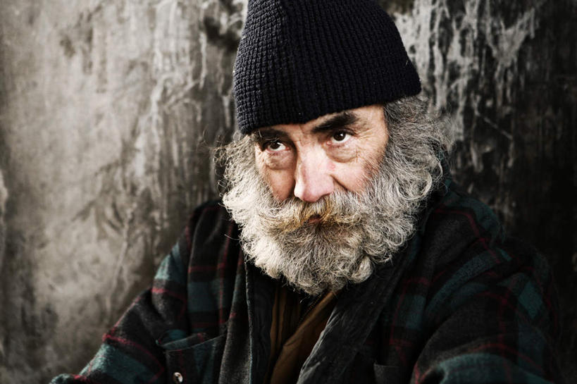 西方人,脸,头,脸颊,胡须,一个人,坐,横图,室外,特写,白天,正面,帽子,欧洲,欧洲人,仅一个男性,仅一个人,服装,注视,休闲装,拾荒者,衣服,白色,观察,看,仅一个老年男性,休闲,休闲服,乞丐,服饰,观看,察看,贫困,贫穷,关注,乞讨,困难,一顶,棉帽,叫花子,叫化子,贫苦,穷苦,清苦,清贫,老年男性,男人,男性,白种人,头部,胡子,络腮胡,脸部,脸蛋,面部,坐着,半身,彩图