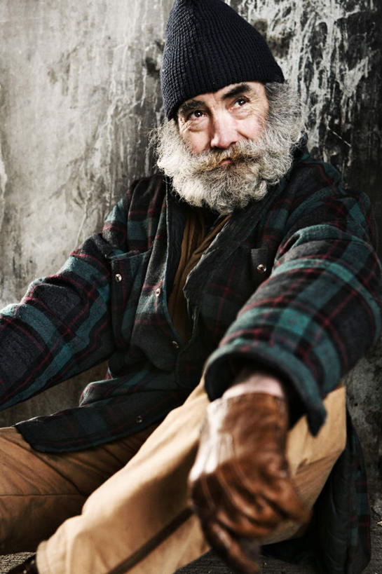 西方人,脸,头,脸颊,胡须,一个人,坐,竖图,室外,白天,正面,帽子,欧洲,欧洲人,仅一个男性,仅一个人,服装,注视,休闲装,拾荒者,衣服,白色,观察,看,仅一个老年男性,休闲,休闲服,乞丐,服饰,观看,察看,贫困,贫穷,关注,乞讨,困难,一顶,棉帽,叫花子,叫化子,贫苦,穷苦,清苦,清贫,老年男性,男人,男性,白种人,头部,胡子,络腮胡,脸部,脸蛋,面部,坐着,半身,彩图