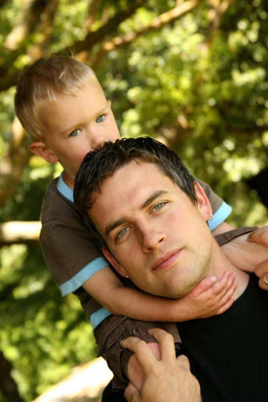 西方人,儿童,脸,头,脸颊,脖子,手,两个人,家庭,父亲,儿子,笑,微笑,竖图,室外,特写,白天,正面,纯洁,爆炸,树林,植物,欧洲,欧洲人,阴影,服装,光线,影子,休闲装,肩膀,树,树木,小孩,骑,衣服,绿色,阳光,自然,扛,休闲,温暖,温馨,父子,一家人,手部,休闲服,父爱,可爱,童年,童趣,服饰,生长,成长,和睦,童真,烂漫,无邪,投弹,摧毁,炸毁,扛在肩上,骑在肩上,天真,男孩,男人,男性,年轻男性,白种人,孩子,年轻人,头部,脖,颈,颈部,脸部,脸蛋,面部,半身,彩图,融洽,男生