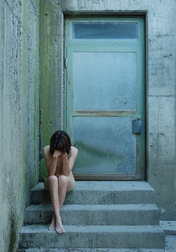 西方人,一个人,家,竖图,室外,白天,正面,失败,楼梯,门,金属制品,欧洲,欧洲人,仅一个年轻女性,仅一个女性,仅一个人,一幢,服装,沮丧,金属,房屋,阶梯,屋子,休闲装,楼房,裸露,台阶,住宅,衣服,门框,休闲,难受,休闲服,无奈,服饰,赤裸,失望,悲伤,伤心,难过,失落,裸,颓废,挫败,受挫,落败,落空,错过,失足,失意,失策,失算,颓丧,衰颓,悲哀,懊丧,颓靡,气馁,丧气,抽泣,堕泪,呜咽,饮泣,败北,挫折,失利,年轻女性,女人,女性,白种人,彩图,全身,哭泣,啼哭,房子