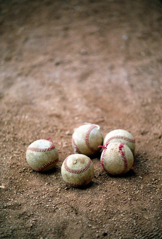 无人,竖图,俯视,室外,特写,白天,锻炼,运动,棒球,垒球,五个,许多,朦胧,模糊,沙子,泥土,土壤,沙地,球,体育,彩图,高角度拍摄,健身
