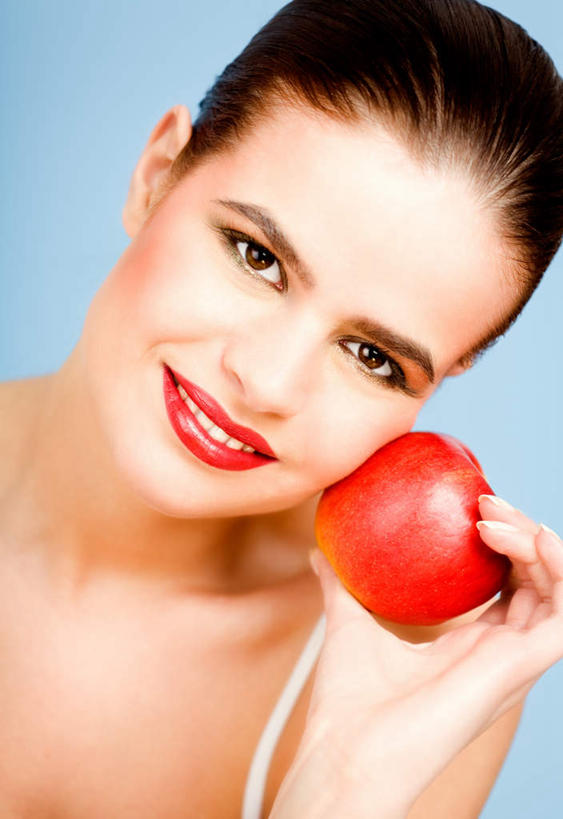 西方人,脸,头,脸颊,手,一个人,笑,微笑,露齿笑,竖图,室内,特写,白天,正面,苹果,水果,欧洲,欧洲人,仅一个年轻女性,仅一个女性,仅一个人,握,蓝色背景,新鲜,生食,食品,果实,倾斜,拿,拿着,注视,肩膀,食物,观察,看,手部,握着,摄影,有机食品,绿色食品,影棚,观看,察看,关注,歪斜,年轻女性,女人,女性,白种人,头部,脸部,脸蛋,面部,半身,彩图,影棚拍摄,拍摄