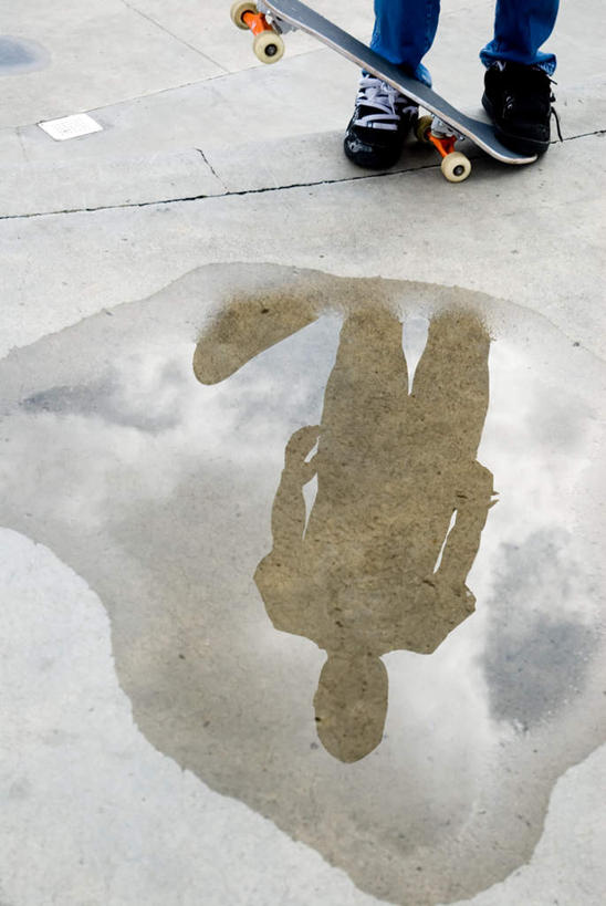 西方人,一个人,站,竖图,俯视,室外,白天,运动鞋,鞋子,欧洲,欧洲人,仅一个男性,仅一个人,阴影,裤子,光线,影子,云,云朵,水潭,云彩,注视,牛仔裤,踩,仅一个年轻男性,蓝色,白云,倒影,蓝天,天空,阳光,天,踩着,观察,看,站着,积水,晴朗,滑板,观看,休闲鞋,察看,倒映,关注,反照,男人,男性,年轻男性,白种人,晴空,站立,半身,彩图,高角度拍摄