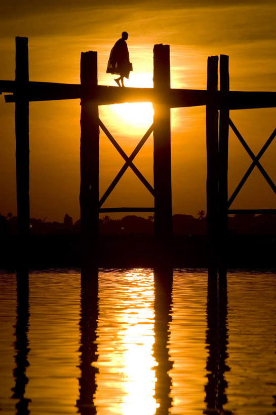 东方人,秃头,一个人,和尚,走,竖图,室外,白天,仰视,河流,石头,日落,山,山脉,水,植物,亚洲,仅一个男性,仅一个人,阴影,波纹,服装,光线,长袍,木板,石子,影子,河水,山峰,水流,晚霞,霞光,落日,桥,木桥,涟漪,山峦,背光,注视,黄种人,栈桥,树,树木,仅一个年轻男性,衣服,绿色,倒影,水纹,阳光,黄昏,波浪,群山,观察,看,彩霞,服饰,佛教,生长,成长,观看,人行桥,木板桥,察看,倒映,衣着,穿着,关注,僧服,逆光,水晕,衣饰,释教,夕照,反照,男人,男性,年轻男性,亚洲人,光头,无发,石块,岩石,夕阳,比丘,高僧,僧,僧侣,僧人,沙弥,修行僧,步行,散步,走路,彩图,低角度拍摄,全身,斜阳