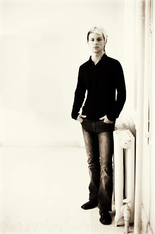 西方人,一个人,站,竖图,室内,特写,白天,正面,雾,欧洲,欧洲人,仅一个男性,仅一个人,沸腾,服装,模糊,蒸汽,水蒸气,注视,休闲装,管道,仅一个年轻男性,衣服,观察,看,站着,休闲服,服饰,观看,察看,关注,暖气,蒸发,双手抄兜,双手放兜,含糊,恍惚,模胡,依稀,隐约,暖气片,男人,男性,年轻男性,白种人,插兜,两手抄兜,两手放兜,手插兜,手放口袋,站立,彩图,全身,手抄兜