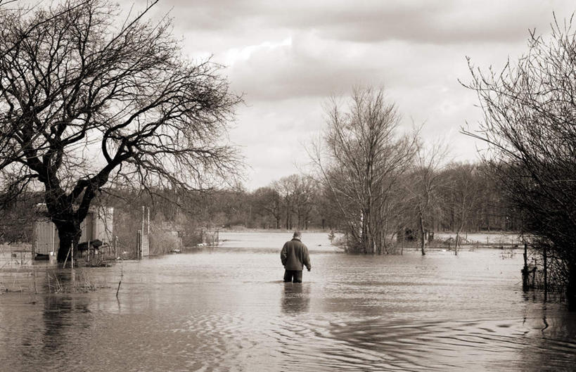 西方人,一个人,站,横图,室外,白天,湖,湖泊,石头,山,山脉,水,植物,欧洲,欧洲人,仅一个男性,仅一个人,仅一个中年男性,波纹,服装,石子,湖面,山峰,水流,水面,云,云朵,涟漪,山峦,云彩,休闲装,树,树木,背面,衣服,蓝色,绿色,白云,倒影,蓝天,水纹,天空,自然,波浪,湖水,群山,天,站着,休闲服,服饰,生长,晴朗,成长,倒映,水晕,反照,男人,男性,中年男性,白种人,石块,岩石,晴空,站立,彩图,全身