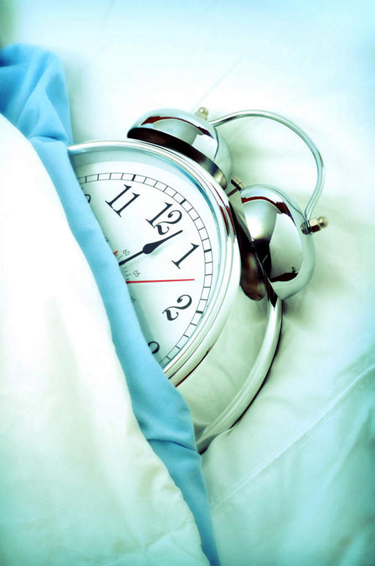 无人,竖图,俯视,室内,特写,白天,白色背景,床,靠垫,闹钟,金属制品,时间,金属,标志,时钟,数字,文字,字符,床单,靠枕,计时,被子,标识,一个,抱枕,枕头,钟表,表,摄影,阿拉伯数字,单人床,影棚,单个,被单,钟,彩图,高角度拍摄,影棚拍摄,拍摄