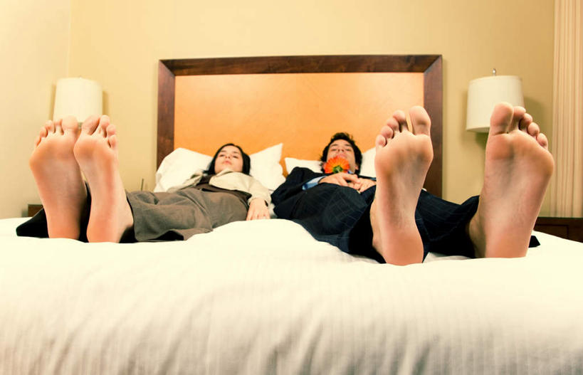 西方人,两个人,夫妻,躺,横图,室内,白天,正面,爱情,床,台灯,照明,欧洲,欧洲人,服装,墙,双人床,灯光,床单,浪漫,休闲装,光脚,被子,墙壁,墙面,灯,衣服,黄色,红色,灰色,灯具,赤脚,休闲服,恩爱,恋人,服饰,照亮,被单,照明设备,两盏,卧着,男人,男性,年轻男性,年轻女性,女人,女性,白种人,夫妇,情侣,躺着,卧,半身,彩图,伴侣