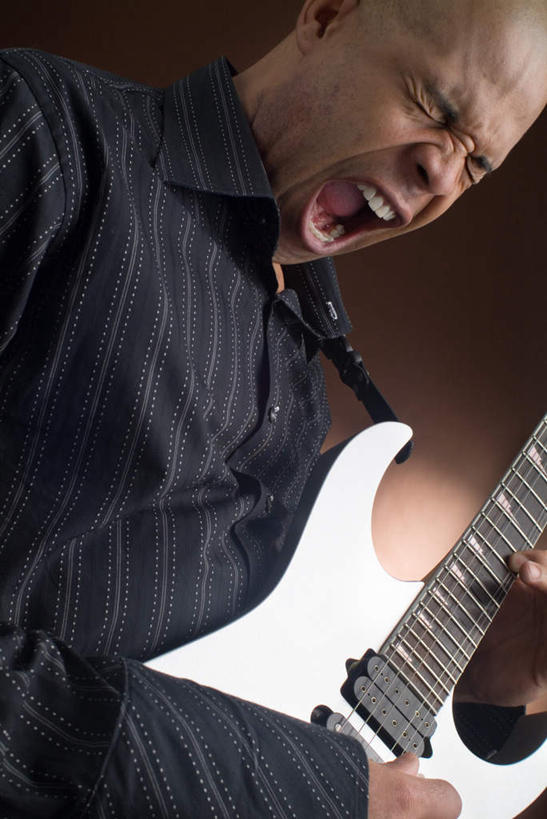 西方人,脸,头,脸颊,手,秃头,一个人,站,竖图,室内,特写,白天,仰视,衬衫,热情,欧洲,欧洲人,仅一个男性,仅一个人,握,吉他,乐器,弦乐器,弹奏,拿,拿着,注视,肩膀,仅一个年轻男性,一个,黑色,低头,观察,看,站着,张嘴,手部,激情,握着,单个,观看,察看,关注,弹拨弦鸣乐器,张大嘴巴,垂头,豪情,男人,男性,年轻男性,白种人,头部,光头,无发,脸部,脸蛋,面部,张开嘴,站立,半身,彩图,低角度拍摄,衬衣,弹拨弦乐器