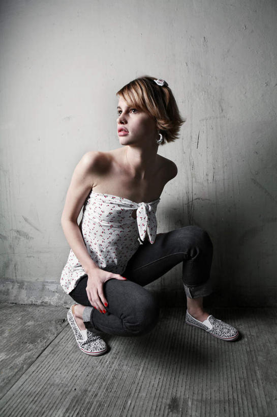 西方人,一个人,家,蹲,竖图,室内,白天,正面,裙子,窗户,门,欧洲,欧洲人,仅一个年轻女性,仅一个女性,仅一个人,连衣裙,服装,房屋,墙,屋顶,屋子,顶棚,扭头,注视,休闲装,楼房,玻璃窗,墙壁,墙面,住宅,衣服,白色,抹胸,门框,观察,看,转头,休闲服,金色,服饰,观看,察看,关注,抹胸裙,年轻女性,女人,女性,白种人,长发,蹲着,彩图,全身,房子