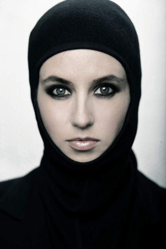 西方人,脸,头,脸颊,一个人,站,竖图,室内,特写,白天,白色背景,正面,欧洲,欧洲人,仅一个年轻女性,仅一个女性,仅一个人,注视,肩膀,观察,看,站着,摄影,影棚,观看,察看,关注,忍者,年轻女性,女人,女性,白种人,头部,脸部,脸蛋,面部,站立,半身,彩图,影棚拍摄,拍摄