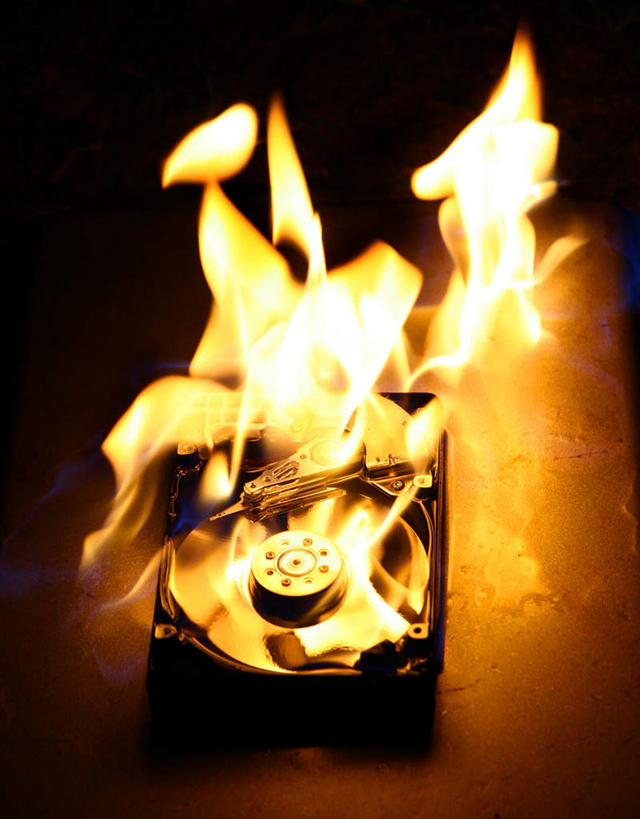 无人,竖图,俯视,室内,特写,白天,热情,数据,火,金属制品,橙色背景,信息,金属,火焰,燃烧,存储介质,摄影,影棚,硬盘,存储,彩图,高角度拍摄,影棚拍摄,拍摄