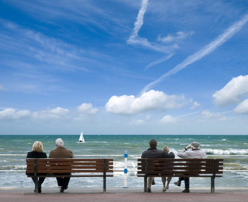 西方人,儿童,家庭,祖母,祖父,栏杆,坐,横图,室外,白天,海浪,海洋,沙滩,欧洲,欧洲人,五个人,一排,阴影,波纹,整齐,光线,沙子,影子,栅栏,长椅,海岸,浪花,篱笆,云,云朵,围栏,涟漪,沙地,许多人,云彩,注视,护栏,排列,背面,蓝色,白云,倒影,蓝天,水纹,天空,阳光,海水,波浪,天,观察,看,一群人,温暖,温馨,一家人,晴朗,奶奶,爷爷,观看,祖孙,和睦,察看,倒映,队列,关注,海景,陪同,外婆,外孙女,外祖母,外公,外祖父,水晕,反照,陪伴,老年男性,老年女性,男人,男性,女孩,女人,女性,白种人,孩子,孙女,大海,风浪,海,海水的波动,海滩,近岸浪,涌浪,晴空,坐着,彩图,全身,融洽,女生