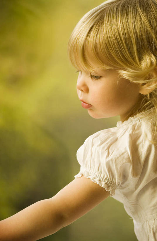 西方人,儿童,脸,头,脸颊,手,一个人,站,竖图,室外,特写,白天,侧面,裙子,纯洁,欧洲,欧洲人,仅一个女性,仅一个人,阴影,连衣裙,光线,影子,注视,肩膀,小孩,观察,看,站着,仅一个小孩,手部,可爱,童年,童趣,观看,察看,关注,童真,烂漫,无邪,天真,女孩,女人,女性,白种人,孩子,头部,脸部,脸蛋,面部,站立,半身,彩图,女生