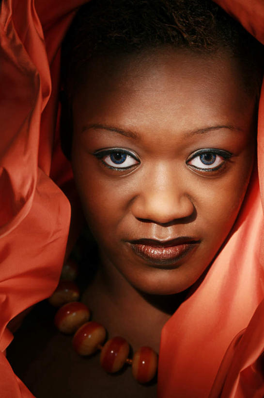 西方人,脸,头,脸颊,一个人,竖图,室内,特写,白天,正面,项链,欧洲,非洲,黑人,欧洲人,仅一个年轻女性,仅一个女性,仅一个人,注视,装饰品,红色,纱巾,饰品,首饰,观察,看,观看,察看,关注,年轻女性,女人,女性,非洲人,头部,脸部,脸蛋,面部,半身,彩图