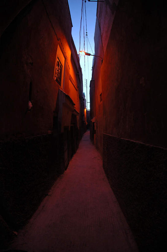 无人,竖图,室外,白天,正面,广角镜头,鱼眼镜头,度假,美景,城市风光,城市,路灯,照明,阴影,光线,影子,墙,景观,灯光,铁丝网,娱乐,弄堂,墙壁,墙面,灯,蓝色,蓝天,天空,阳光,天,享受,休闲,景色,放松,晴朗,照亮,照明设备,万里无云,铁蒺藜,胡衕,衖堂,晴空,晴空万里,彩图