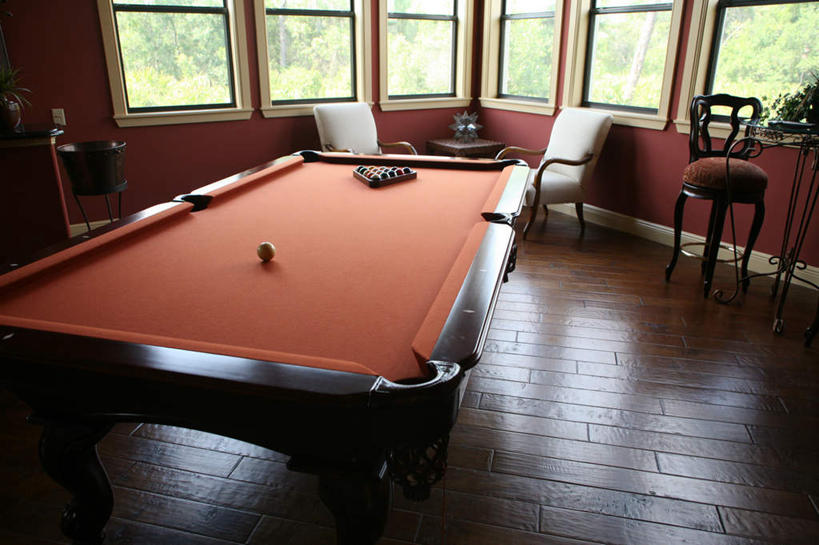 无人,横图,室内,白天,正面,台球,窗户,地板,椅子,撞球,阴影,光线,球杆,影子,木椅,墙,地面,运动器械,木地板,玻璃窗,墙壁,墙面,彩球,红色,健身器械,台球桌,健身器材,斯诺克,斯诺克球,斯诺克台球,桌球,彩图,运动器材