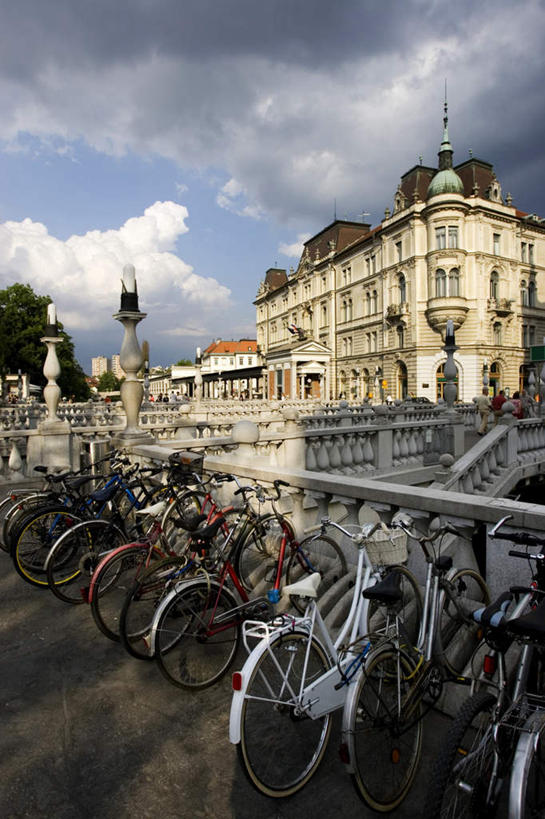 无人,家,栏杆,竖图,室外,白天,正面,度假,美景,窗户,门,城市风光,城市,自行车,欧洲,斯洛文尼亚,一排,许多,阴影,整齐,光线,影子,房屋,墙,屋顶,屋子,景观,云,云朵,围栏,很多,云彩,顶棚,娱乐,护栏,楼房,玻璃窗,墙壁,墙面,住宅,车,脚踏车,排列,蓝色,白云,蓝天,天空,阳光,门框,交通工具,天,享受,休闲,景色,放松,晴朗,队列,载具,中欧,斯洛文尼亚共和国,晴空,彩图,房子