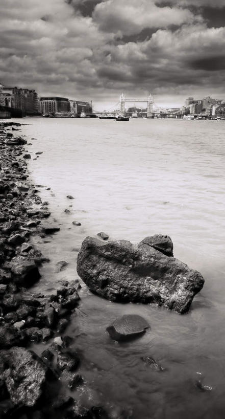 无人,竖图,俯视,黑白,室外,白天,旅游,度假,海浪,海洋,沙滩,标志建筑,大桥,地标,建筑,桥梁,英国,欧洲,伦敦,波纹,沙子,墙,海岸,浪花,桥,涟漪,沙地,首都,娱乐,建设,伦敦塔桥,泰晤士河,墙壁,墙面,倒影,水纹,海水,波浪,享受,休闲,旅游胜地,放松,倒映,西欧,大不列颠,海景,大不列颠及北爱尔兰联合王国,塔桥,水晕,大不列颠联合王国,日不落英帝国,雾都,反照,大海,风浪,海,海水的波动,海滩,近岸浪,涌浪,高角度拍摄