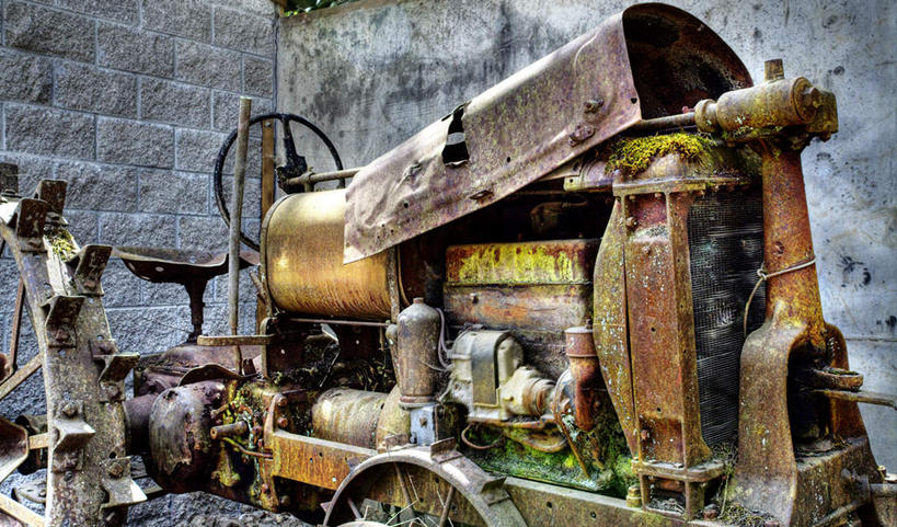 无人,横图,室外,白天,正面,农业,汽车,一辆,废弃,破旧,陈旧,墙,墙壁,墙面,车,交通工具,机械,载具,拖拉机,交通运输,农用机械,彩图