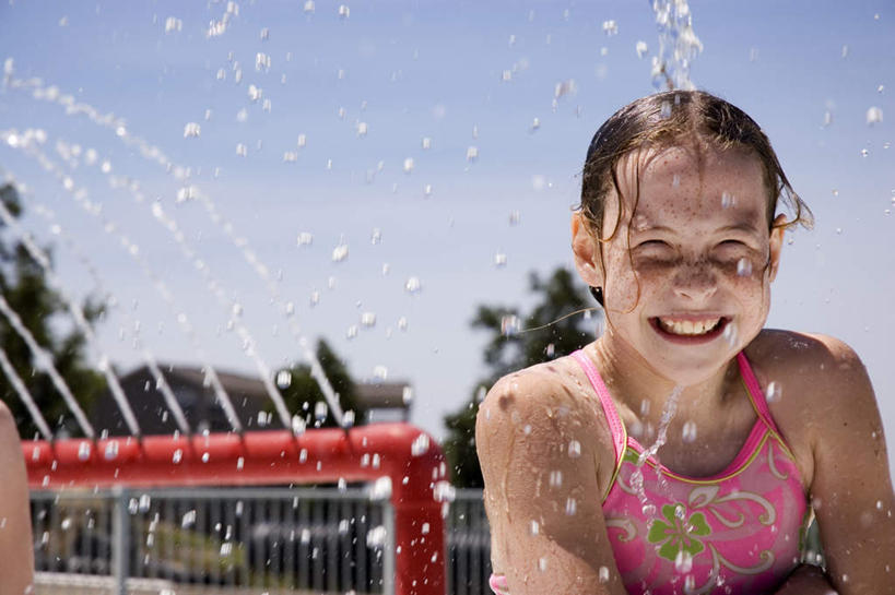 西方人,儿童,一个人,公园,坐,笑,大笑,横图,室外,白天,正面,旅游,度假,兴奋,纯洁,美景,水,植物,欧洲,欧洲人,仅一个女性,仅一个人,服装,朦胧,模糊,透明,液体,景观,水滴,云,云朵,云彩,注视,休闲装,娱乐,喷水,水珠,树,树木,小孩,衣服,粉色,蓝色,绿色,白云,蓝天,天空,自然,天,观察,看,张嘴,仅一个小孩,享受,休闲,休闲服,景色,放松,可爱,童年,童趣,服饰,生长,晴朗,成长,观看,生机,察看,关注,剔透,自然风光,张大嘴巴,童真,烂漫,无邪,哈哈大笑,灵动,通明,天真,女孩,女人,女性,白种人,孩子,晴空,张开嘴,坐着,半身,彩图,高兴,狂笑,晶莹,女生