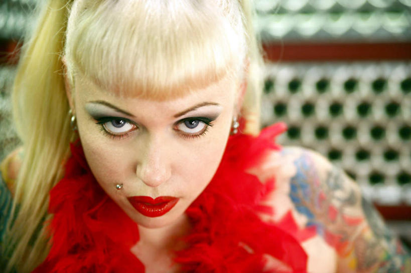 西方人,脸,头,眼睛,鼻子,嘴,脸颊,眉毛,睫毛,一个人,横图,室外,特写,白天,正面,化妆,时尚,欧洲,欧洲人,瞳孔,仅一个年轻女性,仅一个女性,仅一个人,朦胧,模糊,注视,文化,纹身,肩膀,蓝色,口红,观察,看,眼影,个性,眼部,信仰,观看,察看,红唇,关注,刺青,追求,想象,文身,勇气,崇拜,张扬,年轻女性,女人,女性,白种人,头部,鼻,鼻孔,睫,脸部,脸蛋,眉,面部,眼,眼睫毛,眼眉,嘴巴,嘴唇,半身,彩图,眼眉毛