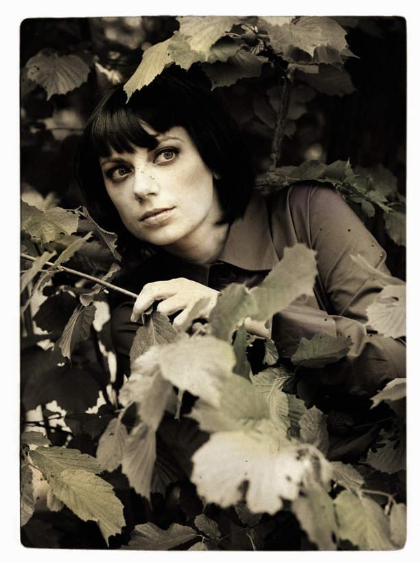 西方人,一个人,竖图,室外,白天,正面,叶子,欧洲,欧洲人,仅一个年轻女性,仅一个女性,仅一个人,握,阴影,服装,光线,影子,绿叶,拿,拿着,注视,休闲装,衣服,观察,看,休闲服,嫩叶,握着,遮掩,服饰,观看,察看,关注,遮蔽,掩蔽,掩藏,年轻女性,女人,女性,白种人,叶,叶片,半身,彩图